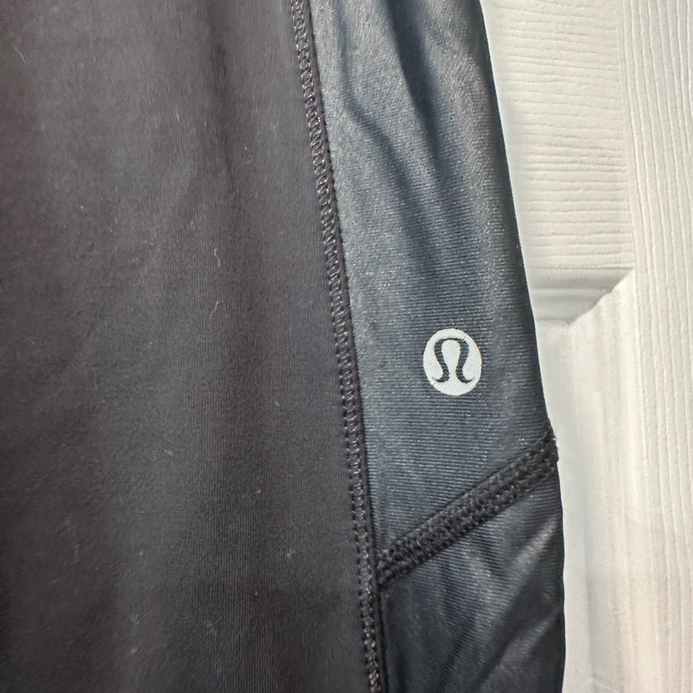 Lululemon Athletica Black Cropped Leggings with Ruched Detail - Picture 2 of 13